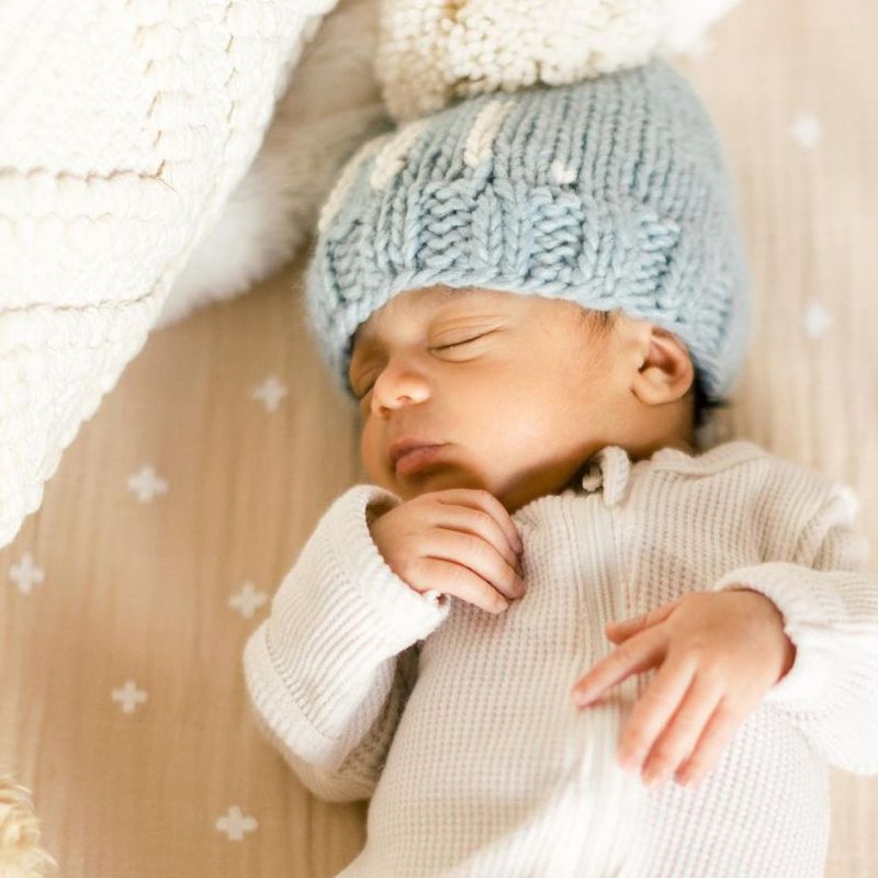 Bleu surf clair "salut". Bonnet en tricot
