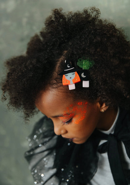 girl wearing the hair clips